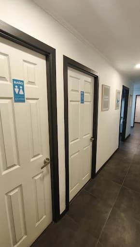 Pasillo interior de la clínica Del Carmen Odontología en Chillán