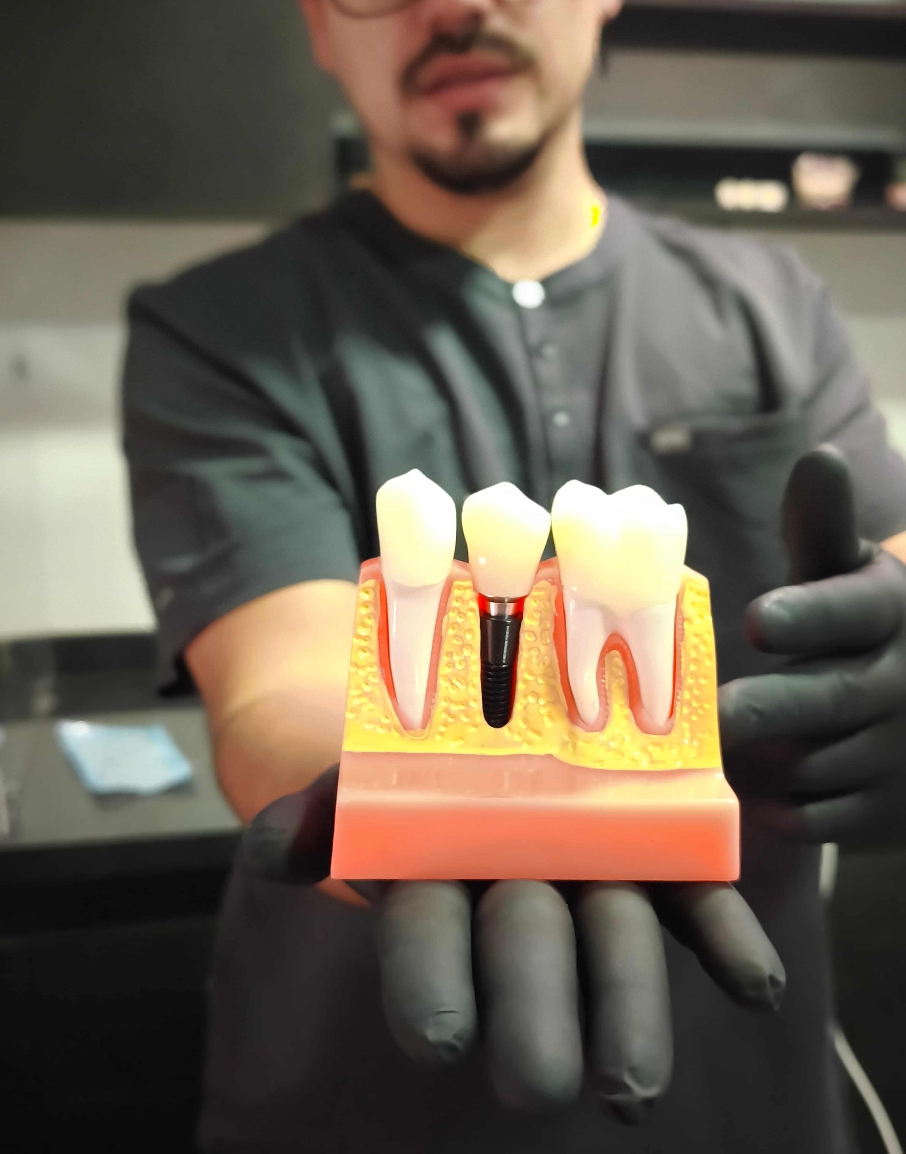 Profesional realizando un tratamiento odontológico
